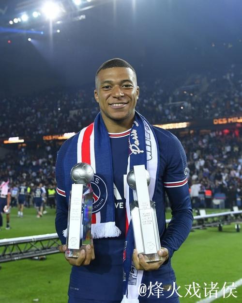 姆巴佩晒照展示全场MVP奖杯与比赛用球：团结